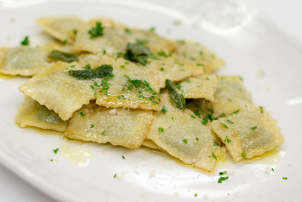 Ravioli al burro e salvia con formaggio grattugiato