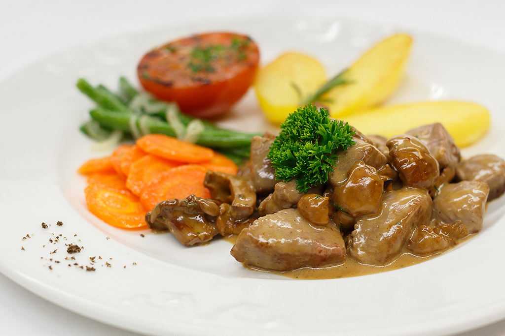 Spezzatino di carne in salsa con carote, fagiolini e patate al rosmarino